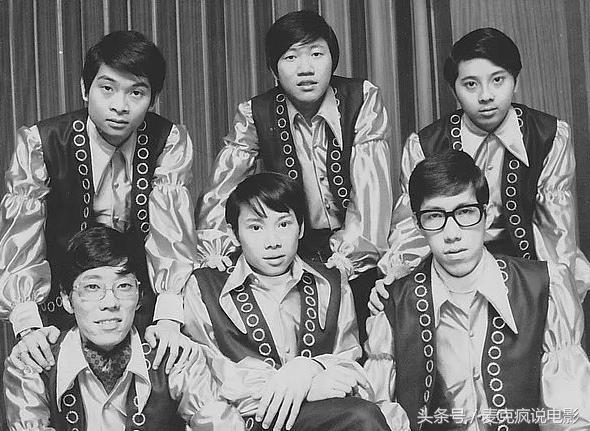 他身形短小却是香港娱乐圈真正的巨人，曾提携刘德华首次出演电影