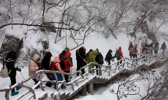 黄山山顶什么时候下雪，下雪可以去黄山旅游吗？爬山安全吗？