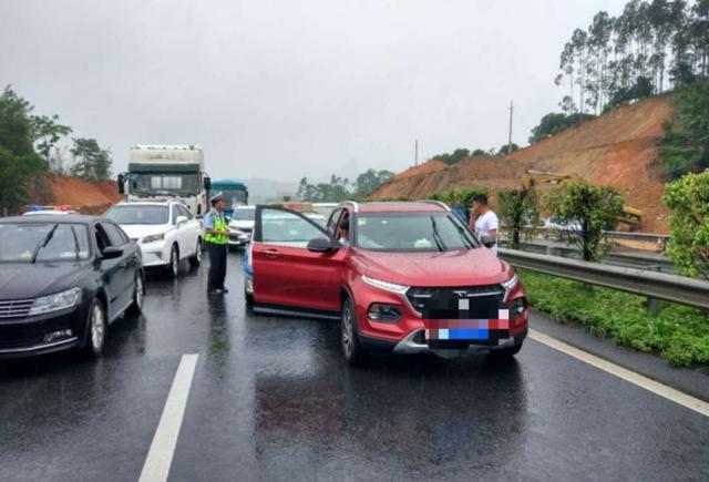 车主注意！G75兰海高速大寺路段因雨天路滑，追尾事故多发