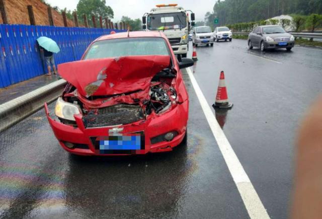 车主注意！G75兰海高速大寺路段因雨天路滑，追尾事故多发