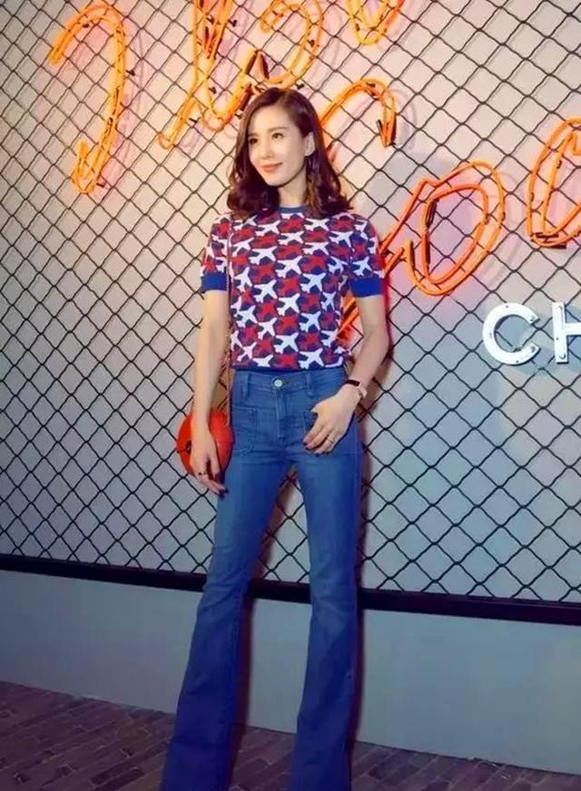 穿搭技巧：深讨女性欢心的喇叭牛仔裤，明星示范教你怎么穿搭