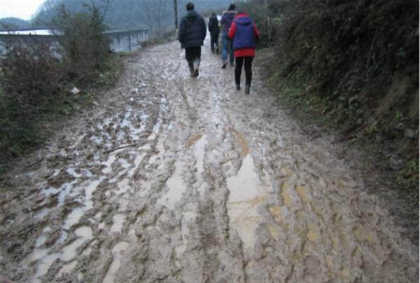 边远山区的穷苦人民: 小孩山上拔草、下田种地