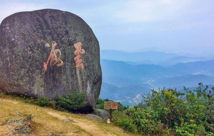 广西五皇山又见巨阳石, 形状逼真让人脸红, 这类景点你们怎么看?