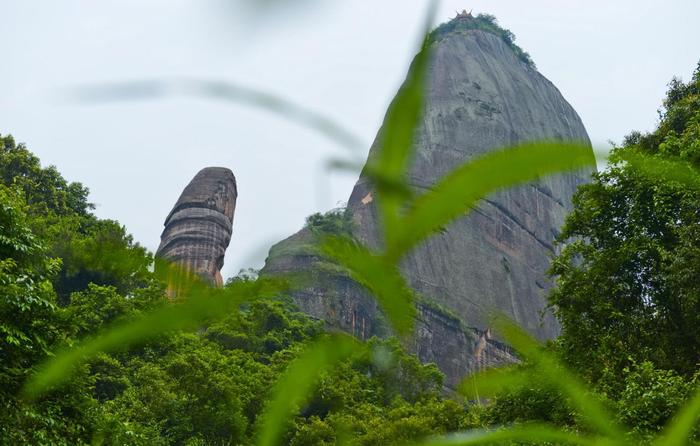 广西五皇山又见巨阳石, 形状逼真让人脸红, 这类景点你们怎么看?