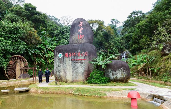 广西五皇山又见巨阳石, 形状逼真让人脸红, 这类景点你们怎么看?