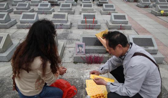 对越自卫反击战烈士牺牲30年后家人才知葬何处母亲生前几乎哭瞎