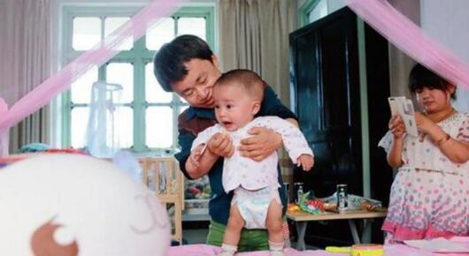 侏儒症夫妻坚持生下孩子, 没得到祝福, 却引发众人的谴责!