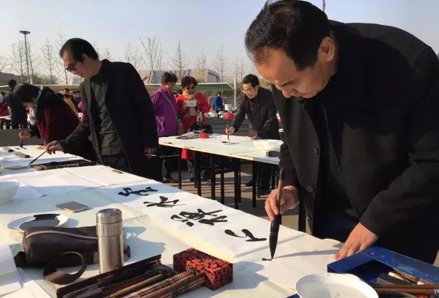 “中华酒”首届书画家现场笔会活动在唐山南湖景区成功举办