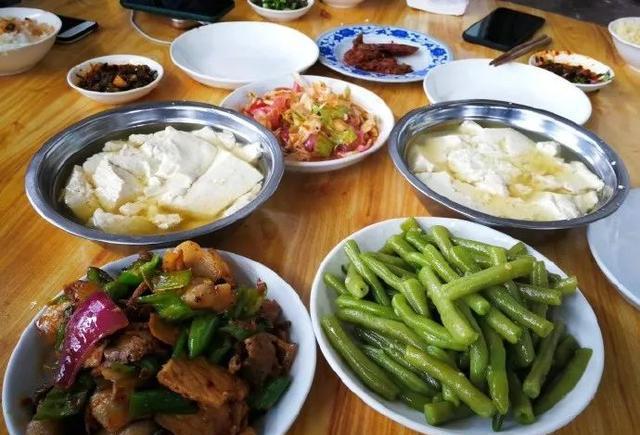 四川峨眉山不仅有美景更有美食 豆花饭物美价廉太好吃了