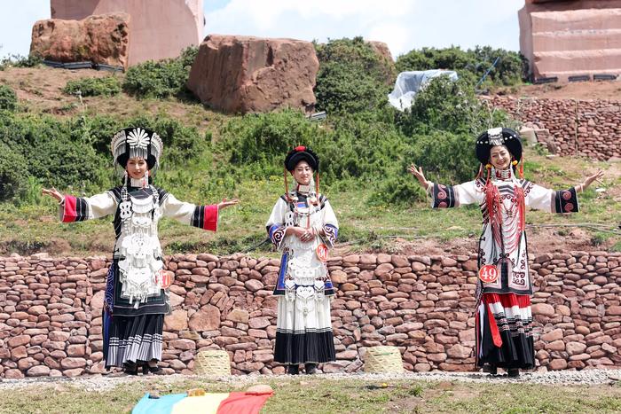 2018凉山火把节彝族选美大赛落幕 最美索玛花阿媛夺冠（组图）