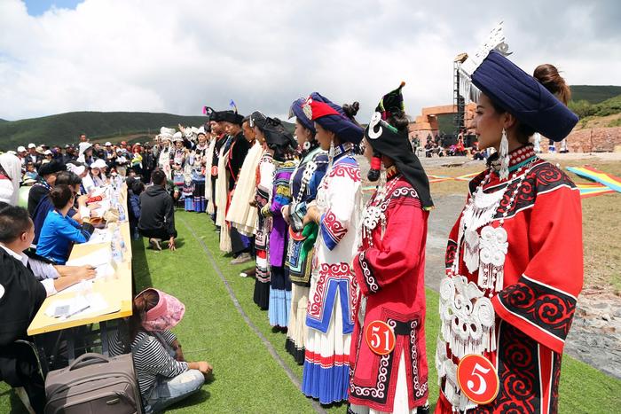 2018凉山火把节彝族选美大赛落幕 最美索玛花阿媛夺冠（组图）