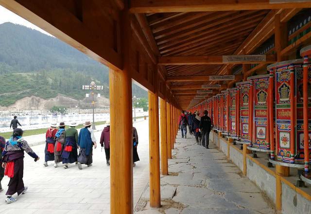 这里不是西藏的,但却有世界上最长转经长廊!