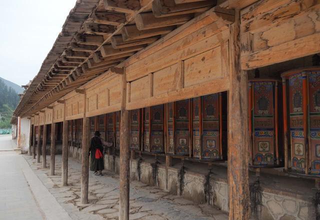 这里不是西藏的,但却有世界上最长转经长廊!