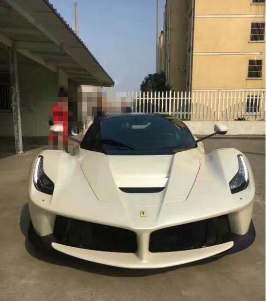 江苏首台法拉利laferrari上牌，整个车管所无人敢下手