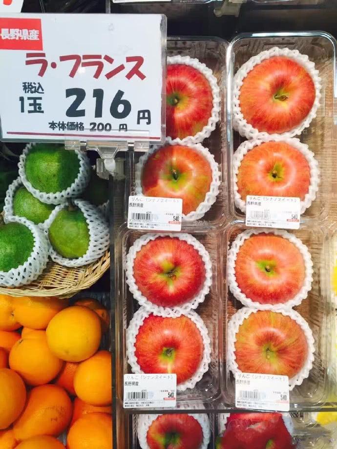 日本人吃自助餐时狂吃水果，一开始不理解，逛完超市才明白真会吃