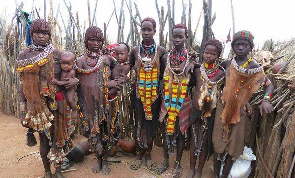 非洲部落习俗太骇人, 为让自己变丑不惜自残, 成瘾后以此为美