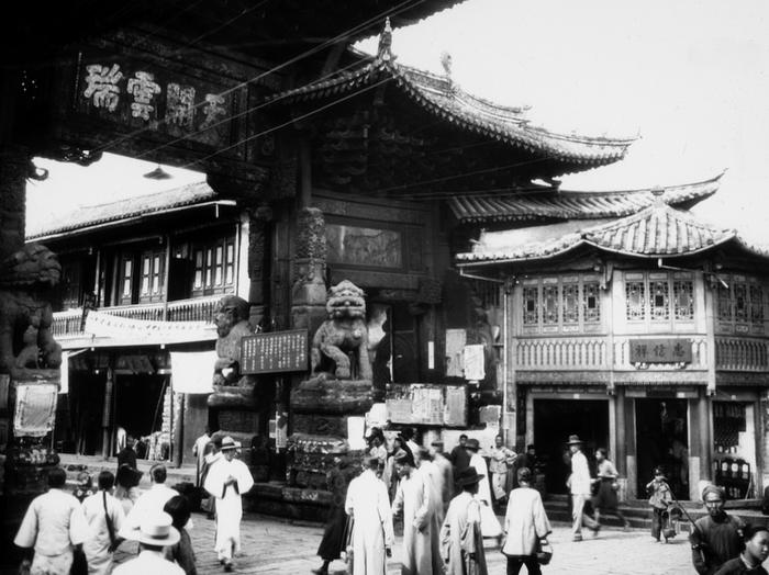 老照片：云南昆明1929年，天开云瑞坊下的行人