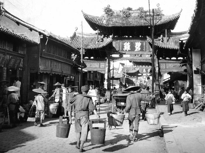 老照片：云南昆明1929年，天开云瑞坊下的行人