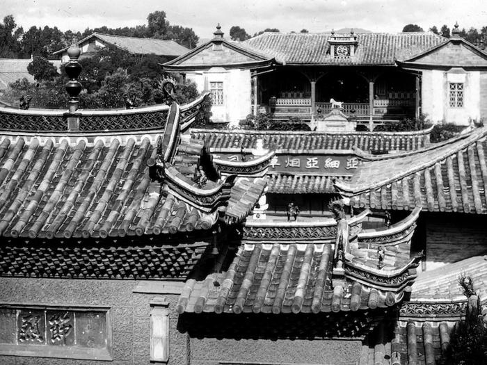 老照片：云南昆明1929年，天开云瑞坊下的行人