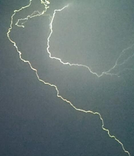 雷雨天气可以开空调吗 打雷家电应该断电吗