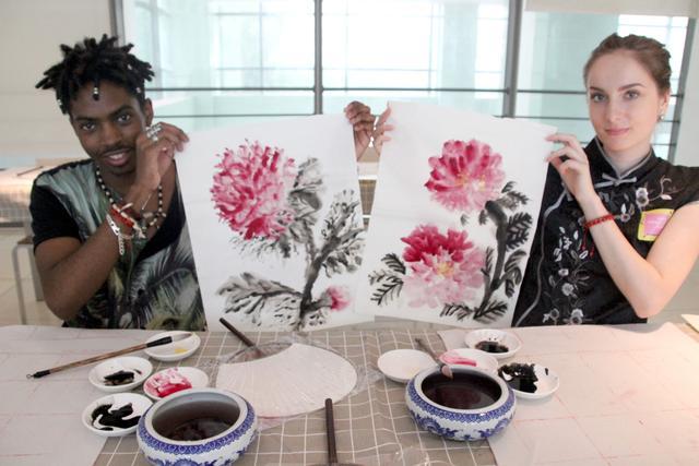 苏州国际教育园外国留学生中国传统工艺体验营在苏州工艺美院举行