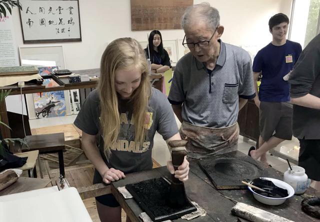 苏州国际教育园外国留学生中国传统工艺体验营在苏州工艺美院举行