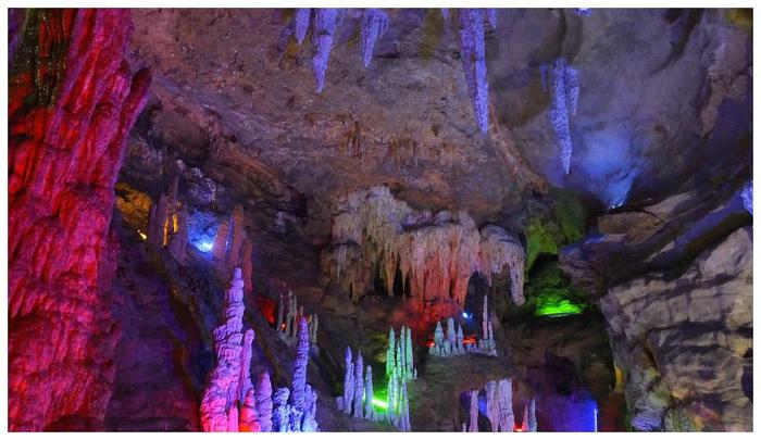 湖北宜昌，三峡白马洞溶洞景观，钟乳石千姿百态