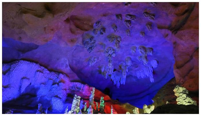 湖北宜昌，三峡白马洞溶洞景观，钟乳石千姿百态