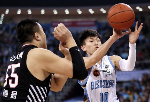 男篮主控迷失季后赛4战仅得10分，关键引援却成北京被淘汰真因