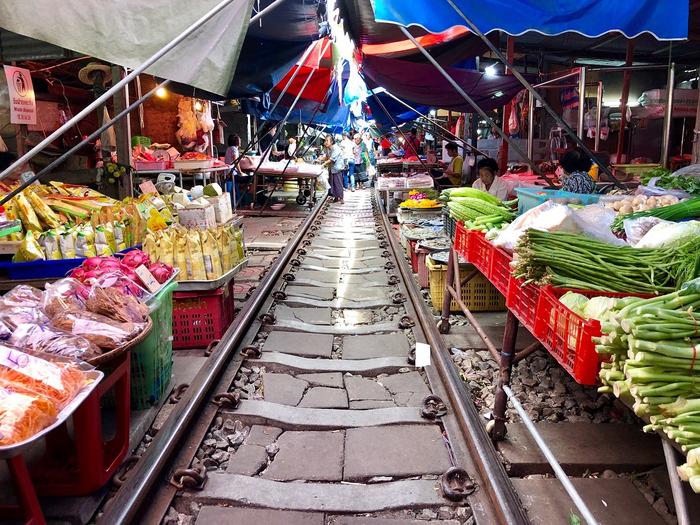 曼谷美功铁道市场，泰国🇹🇭最网红的的菜市场
