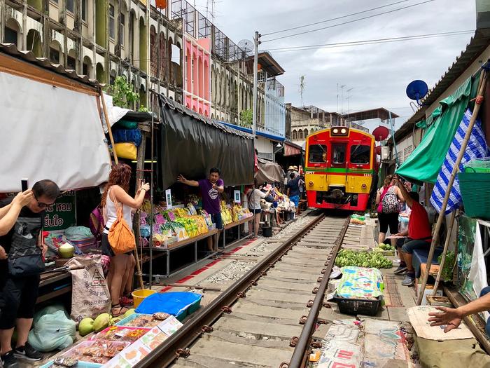 曼谷美功铁道市场，泰国🇹🇭最网红的的菜市场