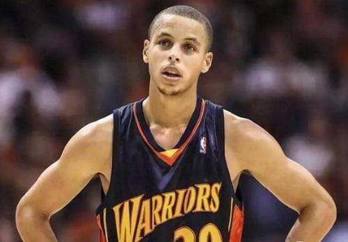 库里NBA直播中高效表现助力勇士逆转取胜成焦点