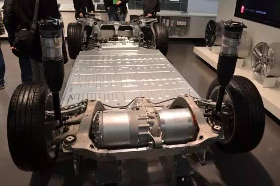 新能源汽车换一块电池就是五六万，比起燃油车，更伤不起！