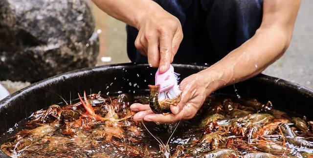 这家上过《快本》的口碑龙虾店，用口味俘虏了大半个长沙食客的胃