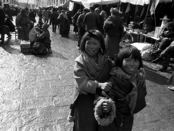 老照片-1980年代的西藏八廓街