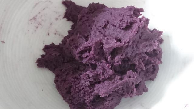 夏天做点紫薯大判烧，软糯香甜，做法简单，非常适合当早餐食用！