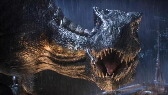 《侏罗纪世界》两部电影 暴虐霸王龙和暴虐迅猛龙到底谁最厉害？