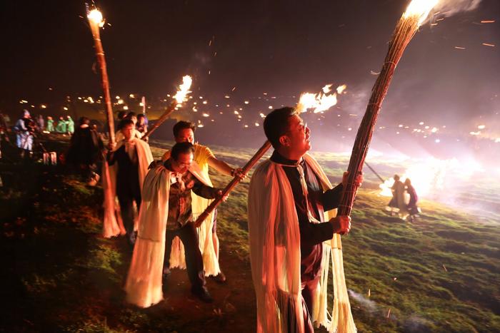 “燃情火把、尽情玩火” 2018凉山彝族传统火把节开幕