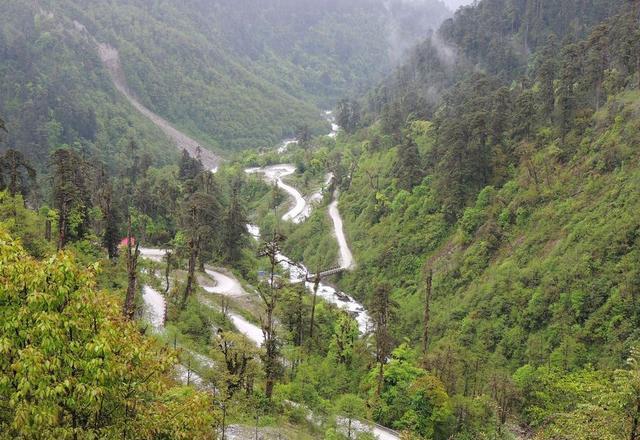 喜马拉雅山脉东段南坡，中国最后一个通公路的县，墨脱好风光