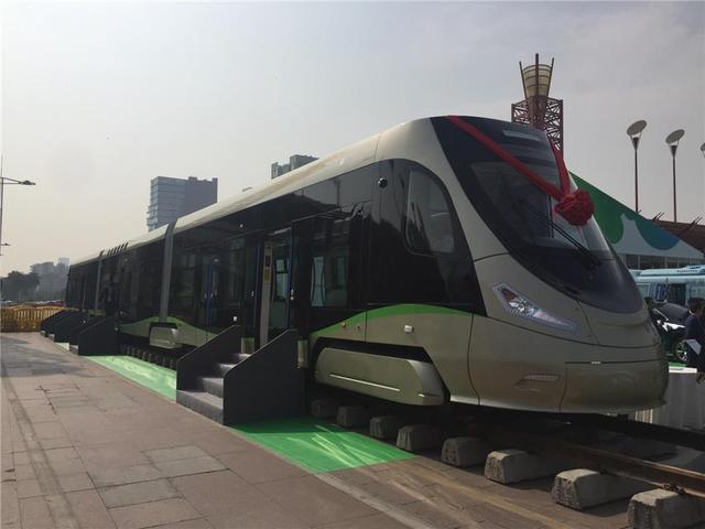 中国发明最新型有轨电车，不用充电零污染，无接触网还静音