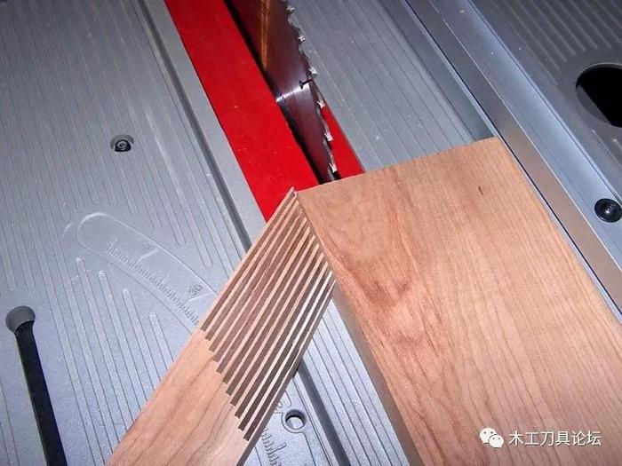 木工安全锯切技术：凡是使用过台锯的绝大多数都有锯齿反弹经历
