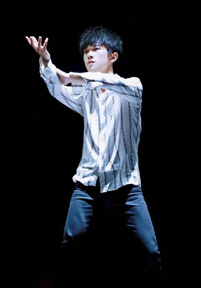 易烊千玺17岁生日，再发英文歌却N处错误，网友:尴尬癌犯了