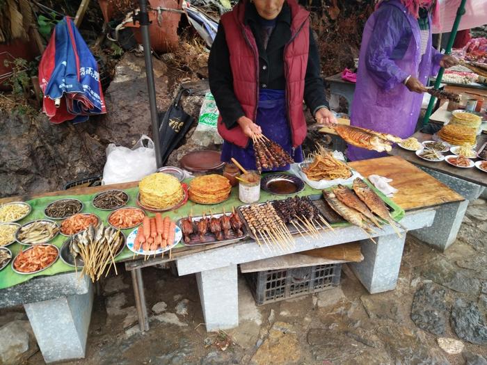 大理洱海小普陀寺变脏乱美食街 佛家圣地被严重商业化