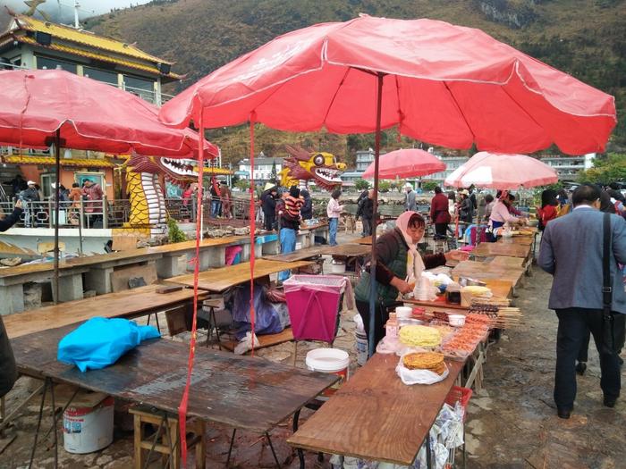 大理洱海小普陀寺变脏乱美食街 佛家圣地被严重商业化