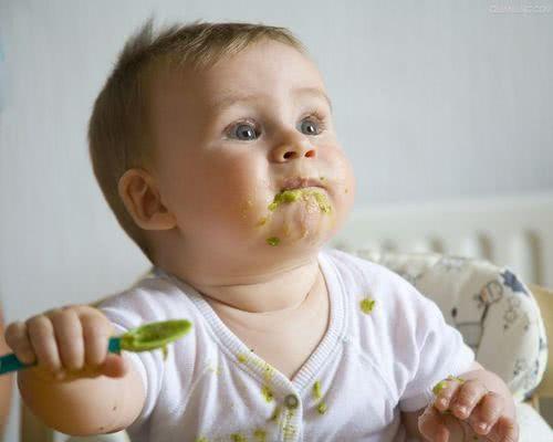 宝宝胃容量的变化，一张图简单明了，妈妈们别再使劲喂宝宝吃东西