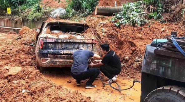 领克01遭遇泥石流！爱车被毁，索性车主安然无事