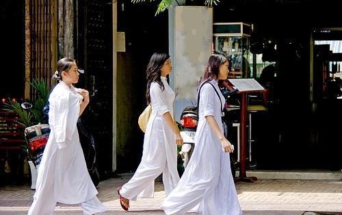 到越南胡志明市的范五老街中走一回, 遇上清纯的越南女子