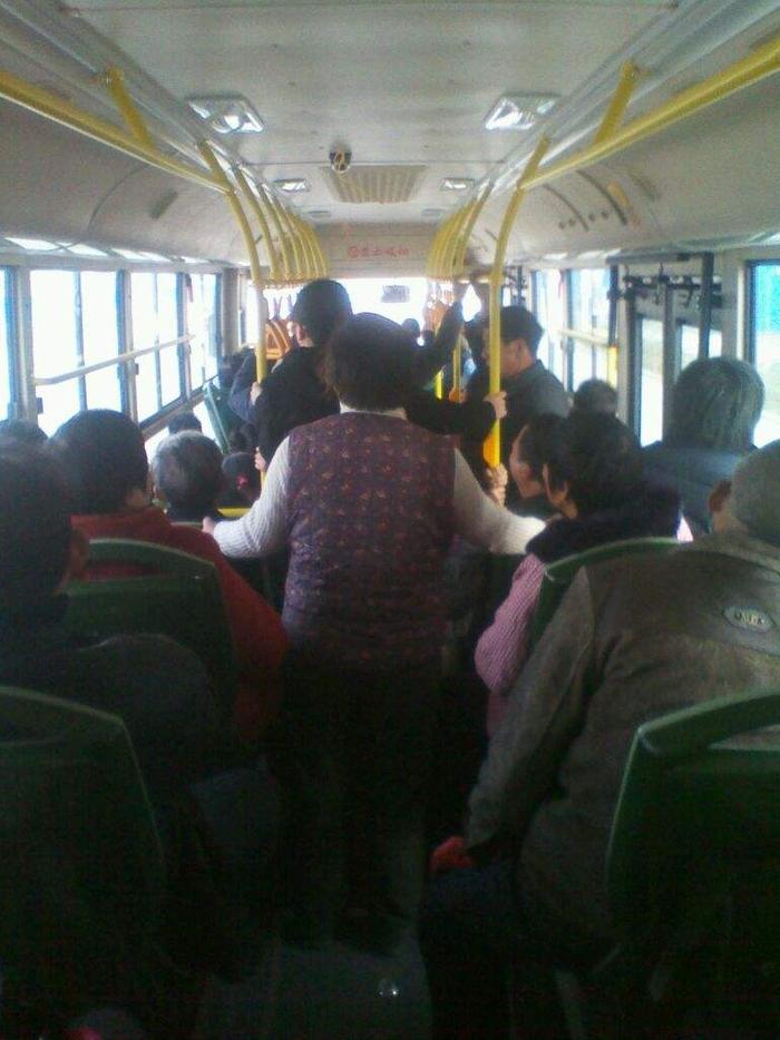 女孩公交车上未给老人让座，被谴责后女孩站起来，全车人沉默了！
