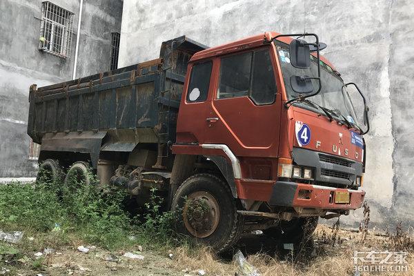 老车工地干活20年不觉累，这台进口三菱自卸就是个典范