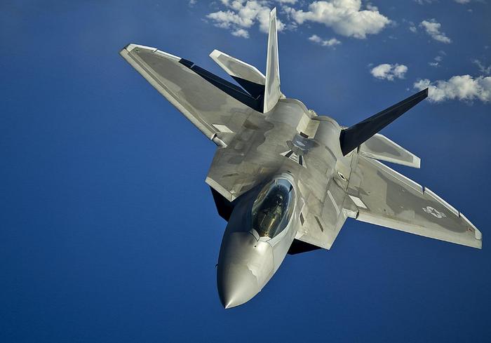 F-22与F-35这两款五代战机相比，哪款优势更大一些？